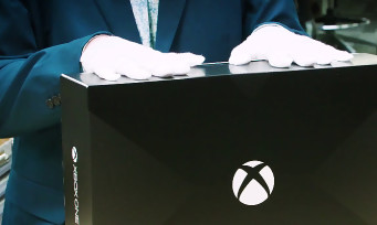 Xbox One X : quand le Major Nelson unboxe la console avec des gants de velours blancs. Lors de sa "conférence" de la gamescom 2017